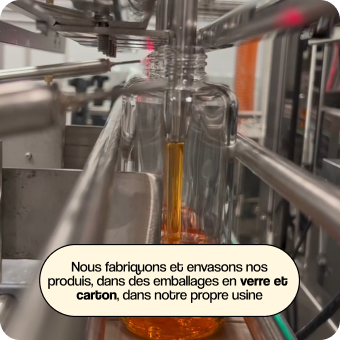 Production de Golden Radiance Body Oil. Le texte superposé indique : Nous produisons et emballons, en verre et en carton, dans notre propre usine.