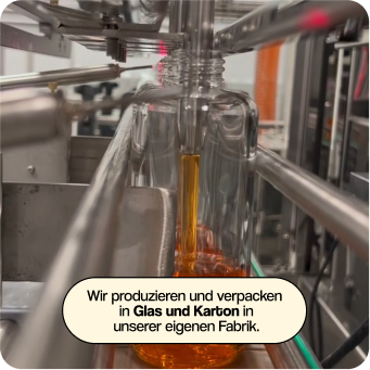 Herstellung von Golden Radiance Body Oil. Der Overlay-Text lautet: Wir produzieren und verpacken in Glas und Karton in unserer eigenen Fabrik.