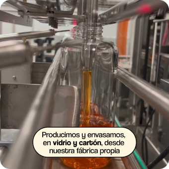Fabricación de Golden Radiance Body Oil. El texto superpuesto dice: Producimos y envasamos, en vidrio y cartón, desde nuestra fábrica propia.