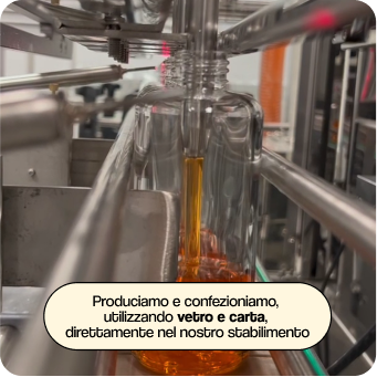 Produzione dei prodotti Golden Radiance Body Oil. Il testo in sovrimpressione recita: Produciamo e confezioniamo, in vetro e cartone, dal nostro stabilimento.