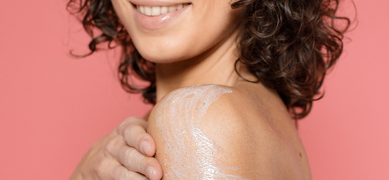 WHY EXFOLIATE MY SKIN? IT'S THE KEY TO EVEN, LUMINOUS SKIN. DISCOVER ALL THE DETAILS...