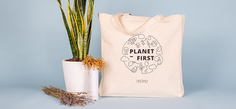 Transmite los valores Freshly por el mundo con la Tote Bag Planet First