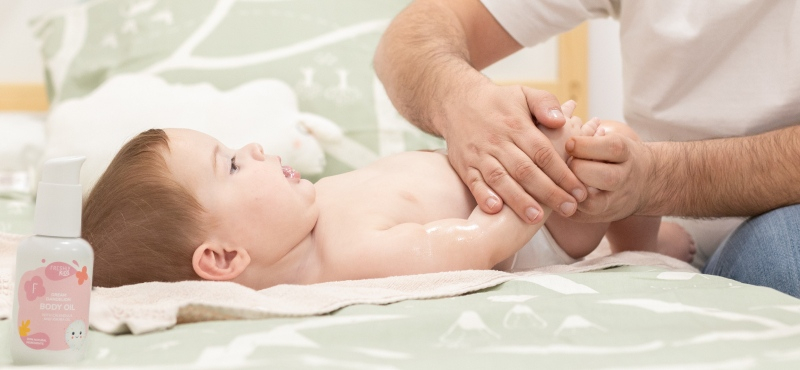 Por qué masajear a tu pequeño y qué aceite de bebé deberías usar
